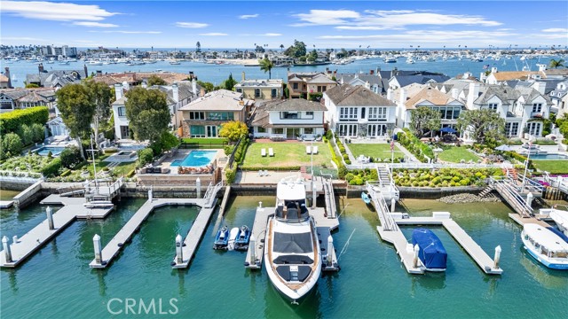 Detail Gallery Image 2 of 36 For 11 Harbor Is, Newport Beach,  CA 92660 - 3 Beds | 2 Baths