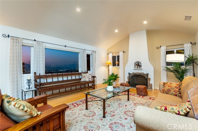 Detail Gallery Image 6 of 58 For 1404 Corona Dr, Glendale,  CA 91205 - 4 Beds | 2/1 Baths