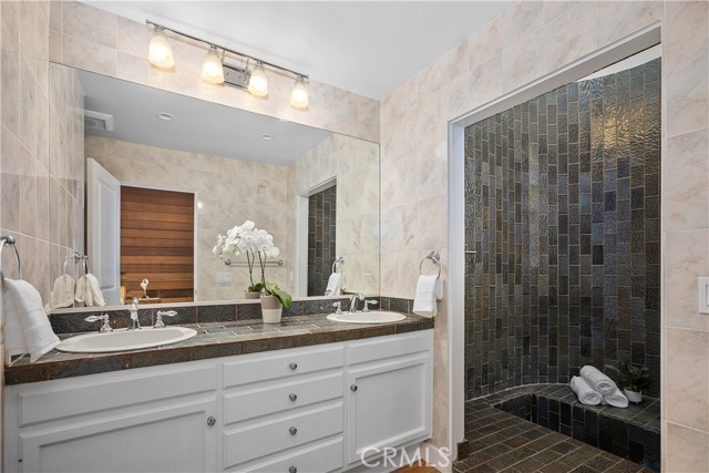 390 Saint Anns Drive, Laguna Beach CA: https://media.crmls.org/medias/44f652ce-27ca-433c-8752-06472eb9f5b7.jpg
