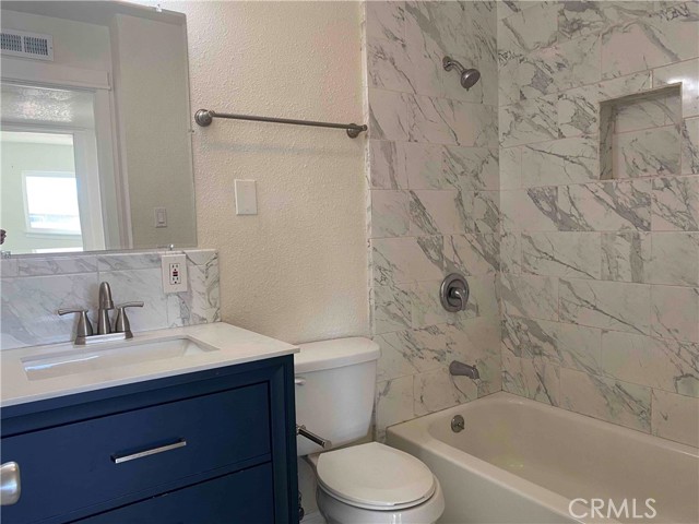 Detail Gallery Image 12 of 14 For 135 W Burlwood Ln, Lemoore,  CA 93245 - 4 Beds | 2/1 Baths