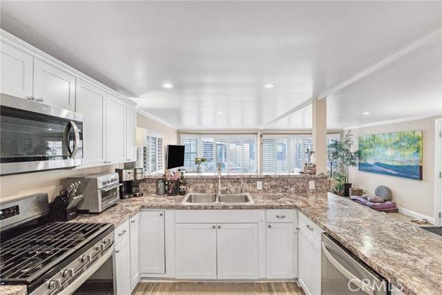 4201 Topanga Canyon Blvd, Woodland Hills CA: https://media.crmls.org/medias/44faa1c5-48d4-48c6-b8a2-21659d7acd65.jpg