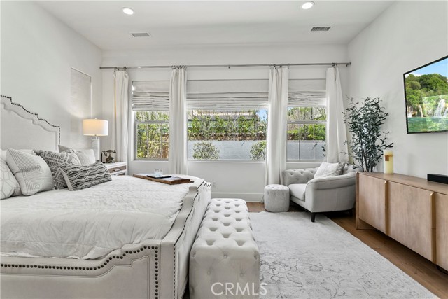 Detail Gallery Image 13 of 52 For 17352 Eucalyptus Ln, Huntington Beach,  CA 92649 - 5 Beds | 5/1 Baths