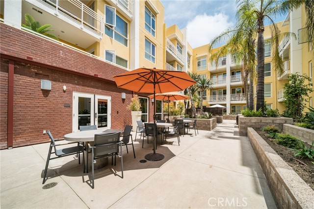 21301 Erwin Street, Woodland Hills CA: https://media.crmls.org/medias/44fe31c7-acf5-48af-b28a-8eb4323963f7.jpg