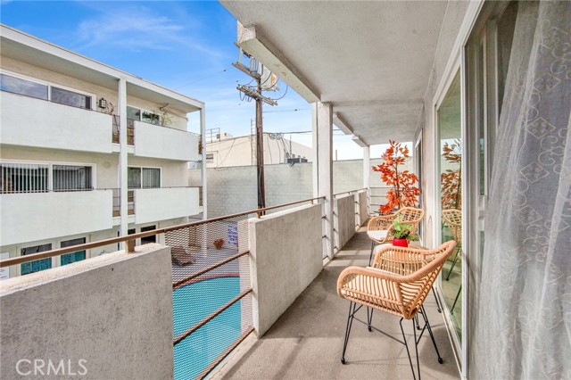 Detail Gallery Image 1 of 21 For 4445 Cartwright Ave #215,  Toluca Lake,  CA 91602 - 2 Beds | 1 Baths