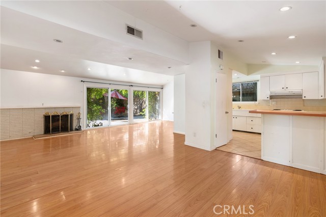 20255 Oxnard Street photo 7
