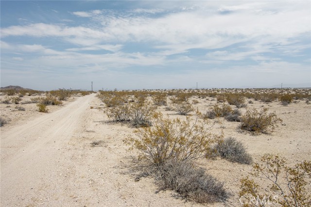 Detail Gallery Image 4 of 17 For 5678 La Brisa Dr, Joshua Tree,  CA 92252 - – Beds | – Baths