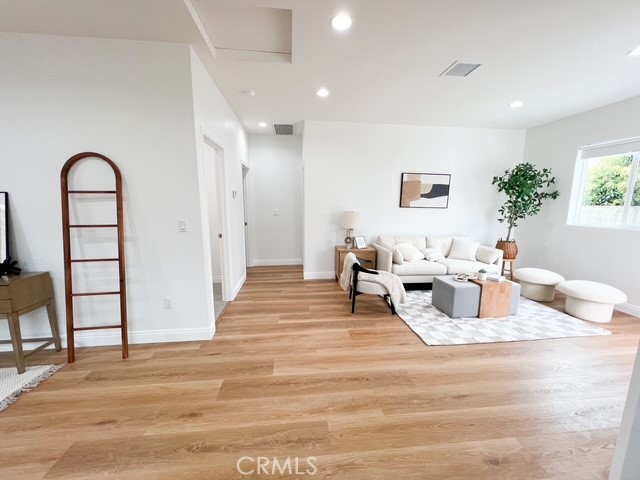 https://media.crmls.org/medias/4502ef8c-cd03-490a-948d-792529c98e4d.jpg?preset=X-Large