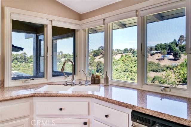 13 Buggy Whip Drive, Rolling Hills CA: https://media.crmls.org/medias/45042705-dbe1-4993-ba8b-32402e911c10.jpg