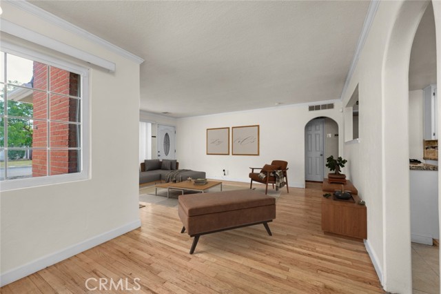 Detail Gallery Image 4 of 45 For 404 W Robinson Ave, Fresno,  CA 93705 - 3 Beds | 2 Baths