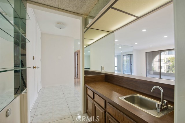 Detail Gallery Image 20 of 26 For 5340 Yarmouth #205,  Encino,  CA 91316 - 2 Beds | 2 Baths