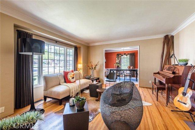Detail Gallery Image 10 of 20 For 1215 Oak Circle Dr, Glendale,  CA 91208 - 4 Beds | 2/1 Baths