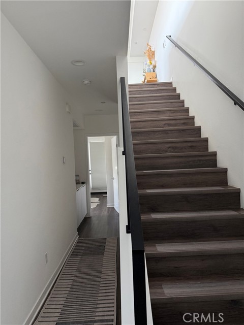 Detail Gallery Image 5 of 9 For 3022 1/4 N Coolidge Ave, Los Angeles,  CA 90039 - 2 Beds | 2/2 Baths