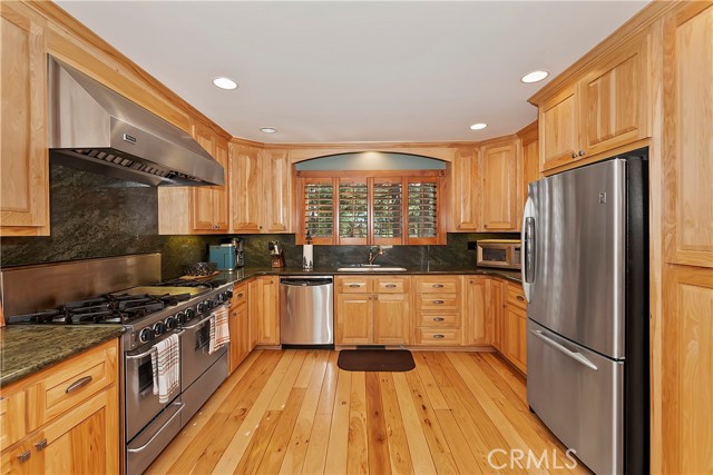 Detail Gallery Image 13 of 60 For 27276 Grizzly Ln, Lake Arrowhead,  CA 92352 - 4 Beds | 2 Baths