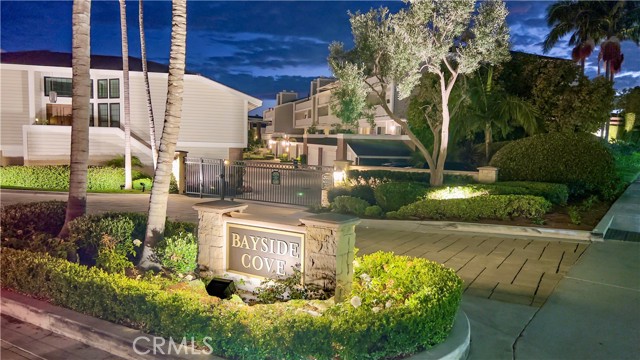 990 Bayside, Newport Beach CA: https://media.crmls.org/medias/451c3b0d-854a-4eca-8b04-a070a19976f0.jpg