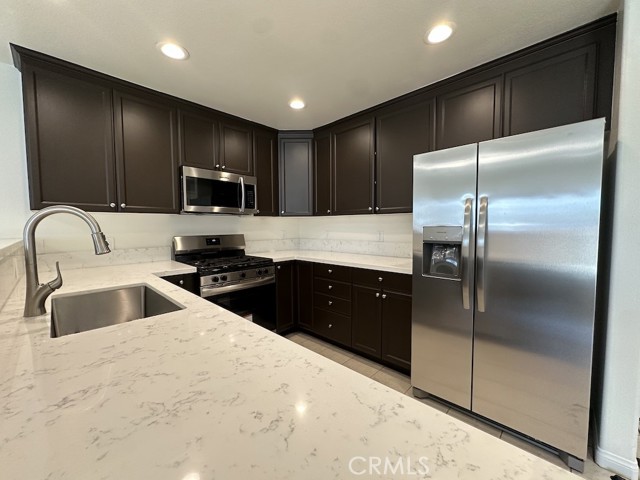 Detail Gallery Image 8 of 32 For 3755 E 52nd St, Maywood,  CA 90270 - 3 Beds | 3 Baths