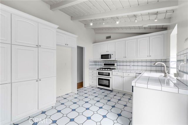 Kitchen. Plenty Of Cabinetry.
