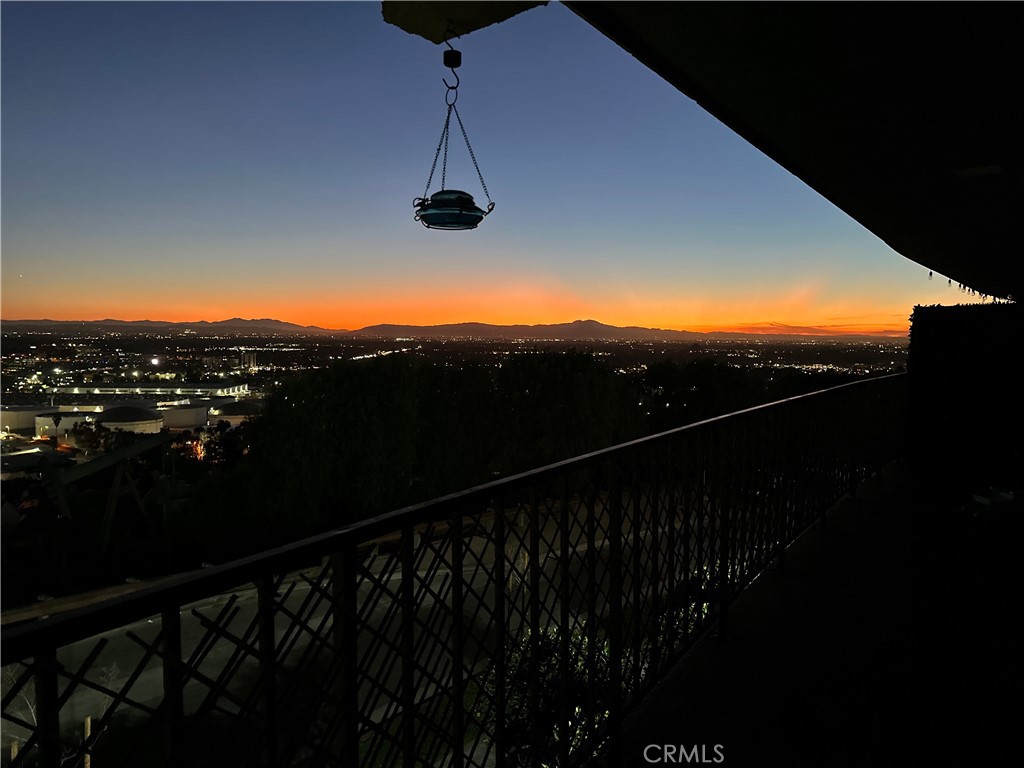 https://media.crmls.org/medias/45248f33-5063-4a07-94c6-598960967628.jpg?preset=X-Large