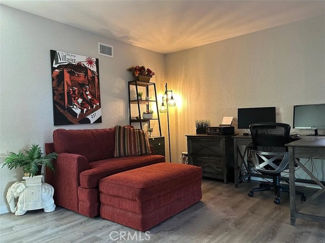 Detail Gallery Image 3 of 17 For 590 Wendy Ln, Costa Mesa,  CA 92627 - 2 Beds | 2/1 Baths