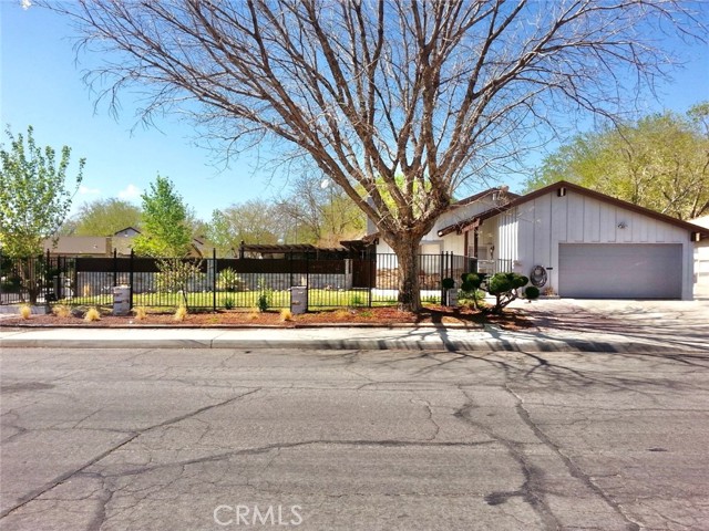 Detail Gallery Image 1 of 11 For 44527 12th St, Lancaster,  CA 93535 - 4 Beds | 2 Baths