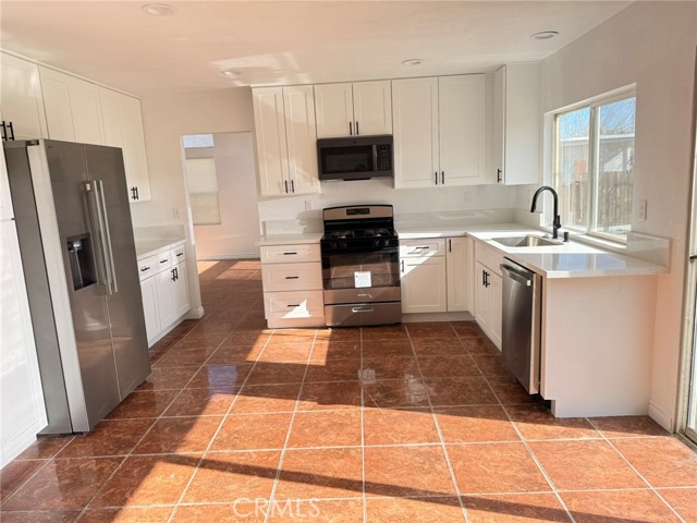 Detail Gallery Image 6 of 15 For 14325 Tawney Ridge, Victorville,  CA 92394 - 4 Beds | 2/1 Baths