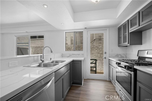 Detail Gallery Image 8 of 32 For 11954 Mayfield Ave #3,  Los Angeles,  CA 90049 - 2 Beds | 2/1 Baths