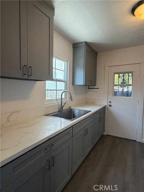 Detail Gallery Image 3 of 11 For 3842 Walton, Los Angeles,  CA 90037 - 3 Beds | 2 Baths