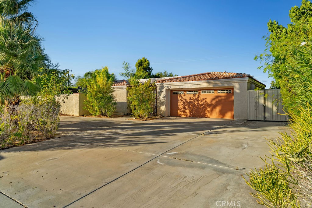 1820 E Racquet Club Road