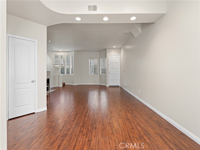 Detail Gallery Image 5 of 30 For 408 W Queen St #111,  Inglewood,  CA 90301 - 3 Beds | 2/1 Baths