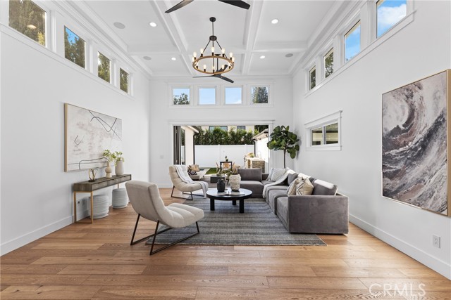 Detail Gallery Image 8 of 32 For 12947 La Maida St, Sherman Oaks,  CA 91423 - 4 Beds | 3 Baths