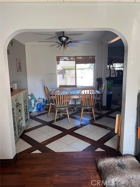 9312 Garden View Avenue, South Gate CA: https://media.crmls.org/medias/452d4619-9e14-497b-b321-3caf36a3b2b6.jpg