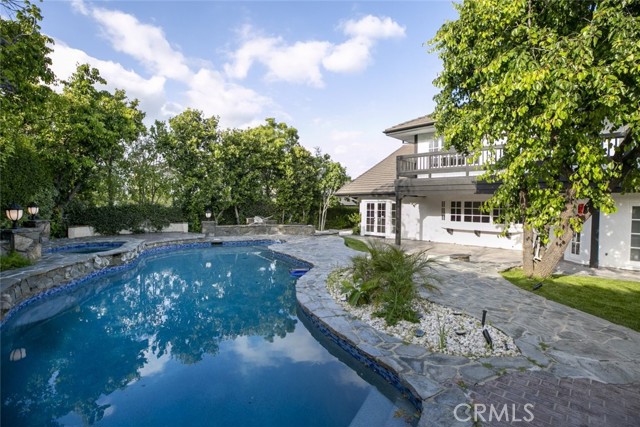 6037 Little Oak Lane, Woodland Hills CA: https://media.crmls.org/medias/452f3ac0-2b9e-4665-9274-91379498edaf.jpg