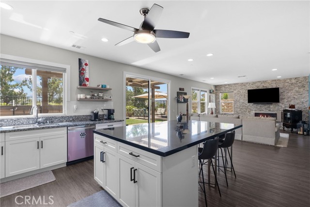 19512 Griffith Drive, Saugus CA: https://media.crmls.org/medias/452f7b44-c831-4b46-a2a9-70b37769327d.jpg