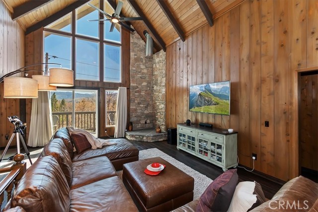 Detail Gallery Image 4 of 26 For 27994 W Shore, Lake Arrowhead,  CA 92352 - 3 Beds | 2 Baths