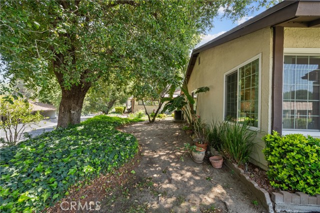 Detail Gallery Image 3 of 38 For 19504 Avenue of the Oaks #C,  Newhall,  CA 91321 - 2 Beds | 2 Baths