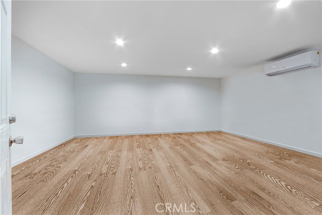5739 Cahuenga Boulevard photo 3