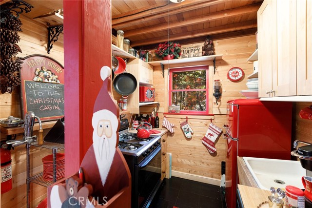 Detail Gallery Image 14 of 31 For 529 West Victoria Ct, Lake Arrowhead,  CA 92352 - 2 Beds | 1 Baths