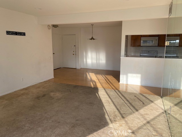 Detail Gallery Image 10 of 16 For 5460 White Oak F202,  Encino,  CA 91316 - 2 Beds | 2 Baths