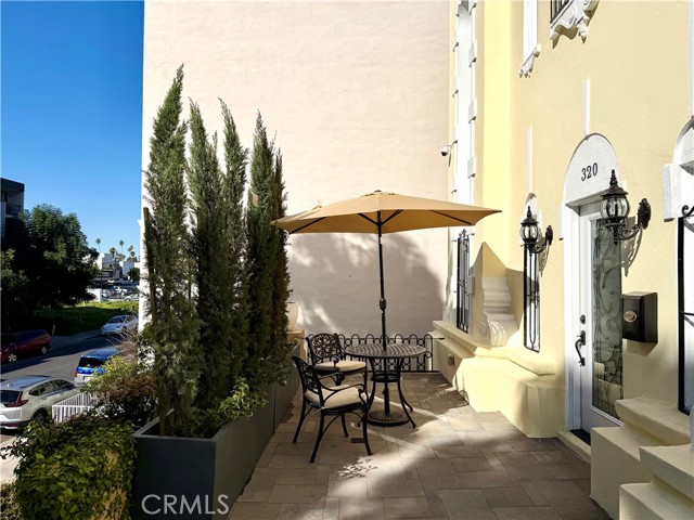 Detail Gallery Image 2 of 17 For 320 S Kingsley, Los Angeles,  CA 90020 - 3 Beds | 3 Baths