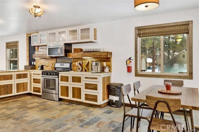 40221 Esterly Lane, Big Bear Lake CA: https://media.crmls.org/medias/453be037-79f6-4040-9529-94c3c64be73e.jpg