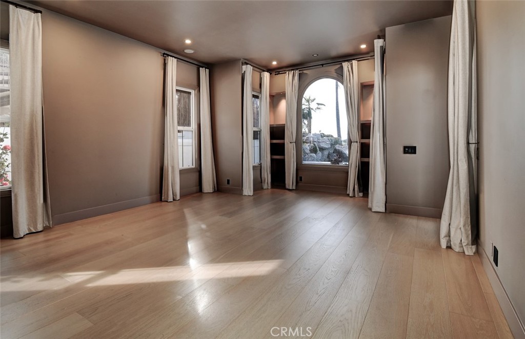 https://media.crmls.org/medias/453df3c4-243c-4ef4-a1b0-0288574ef98a.jpg?preset=X-Large