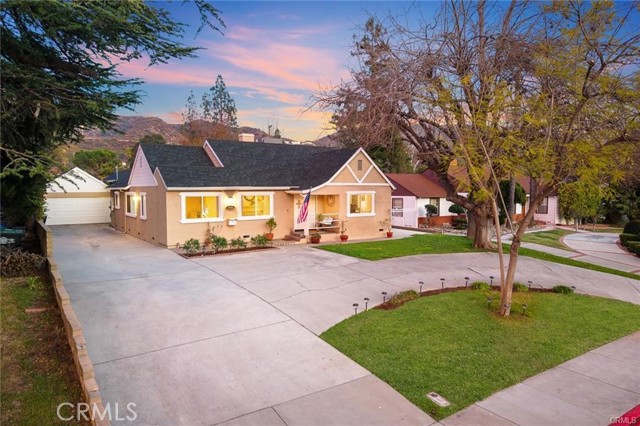 Detail Gallery Image 2 of 16 For 2020 Canada Bld, Glendale,  CA 91208 - 4 Beds | 3 Baths