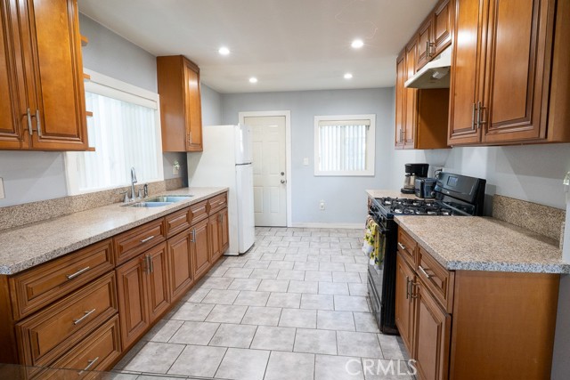 Detail Gallery Image 3 of 11 For 431 W 81st St, Los Angeles,  CA 90003 - 7 Beds | 3 Baths