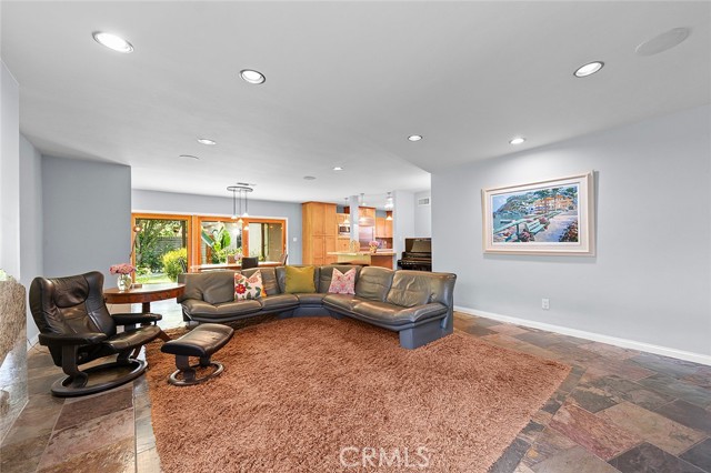 350 Claremont Avenue, Long Beach CA: https://media.crmls.org/medias/45423a34-82d7-402d-a45a-f3752741b83f.jpg