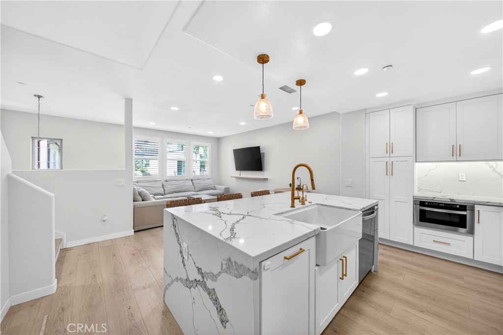 2827 W Edinger Avenue