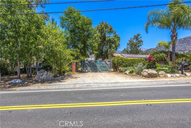32272 Florida Avenue, Mentone CA: https://media.crmls.org/medias/4543079f-cf69-4a03-b9fd-1a4f55563fe9.jpg
