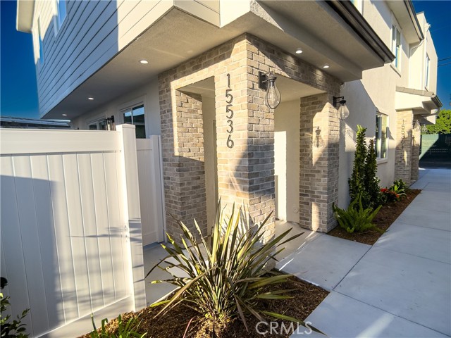 Detail Gallery Image 2 of 3 For 15336 Colorado Ave, Paramount,  CA 90723 - 4 Beds | 3 Baths