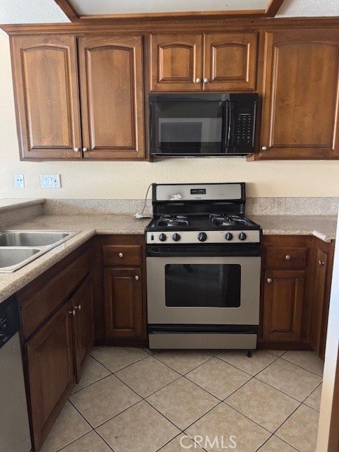 Detail Gallery Image 4 of 12 For 995 Margarita Dr #F203,  Corona,  CA 92879 - 2 Beds | 2 Baths