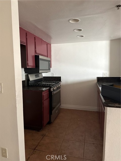 Detail Gallery Image 3 of 7 For 1420 N Sierra Bonita, Los Angeles,  CA 90046 - 2 Beds | 2 Baths