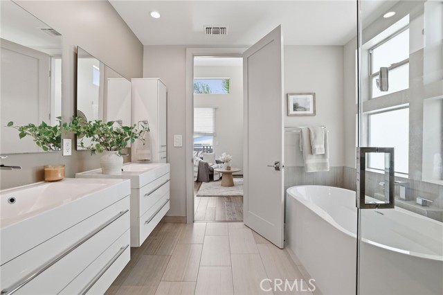 Detail Gallery Image 41 of 67 For 1745 Spreckels Ln, Redondo Beach,  CA 90278 - 3 Beds | 4/1 Baths