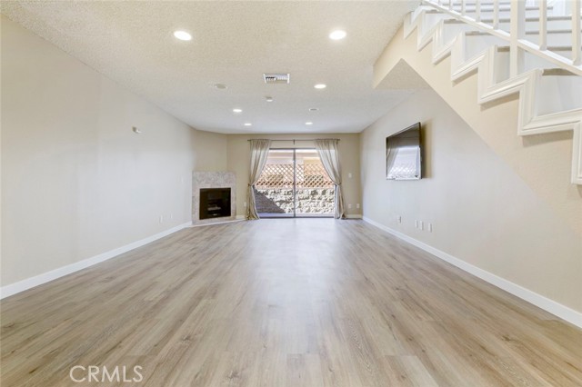 Detail Gallery Image 10 of 33 For 635 E Angeleno #D,  Burbank,  CA 91501 - 2 Beds | 2/1 Baths